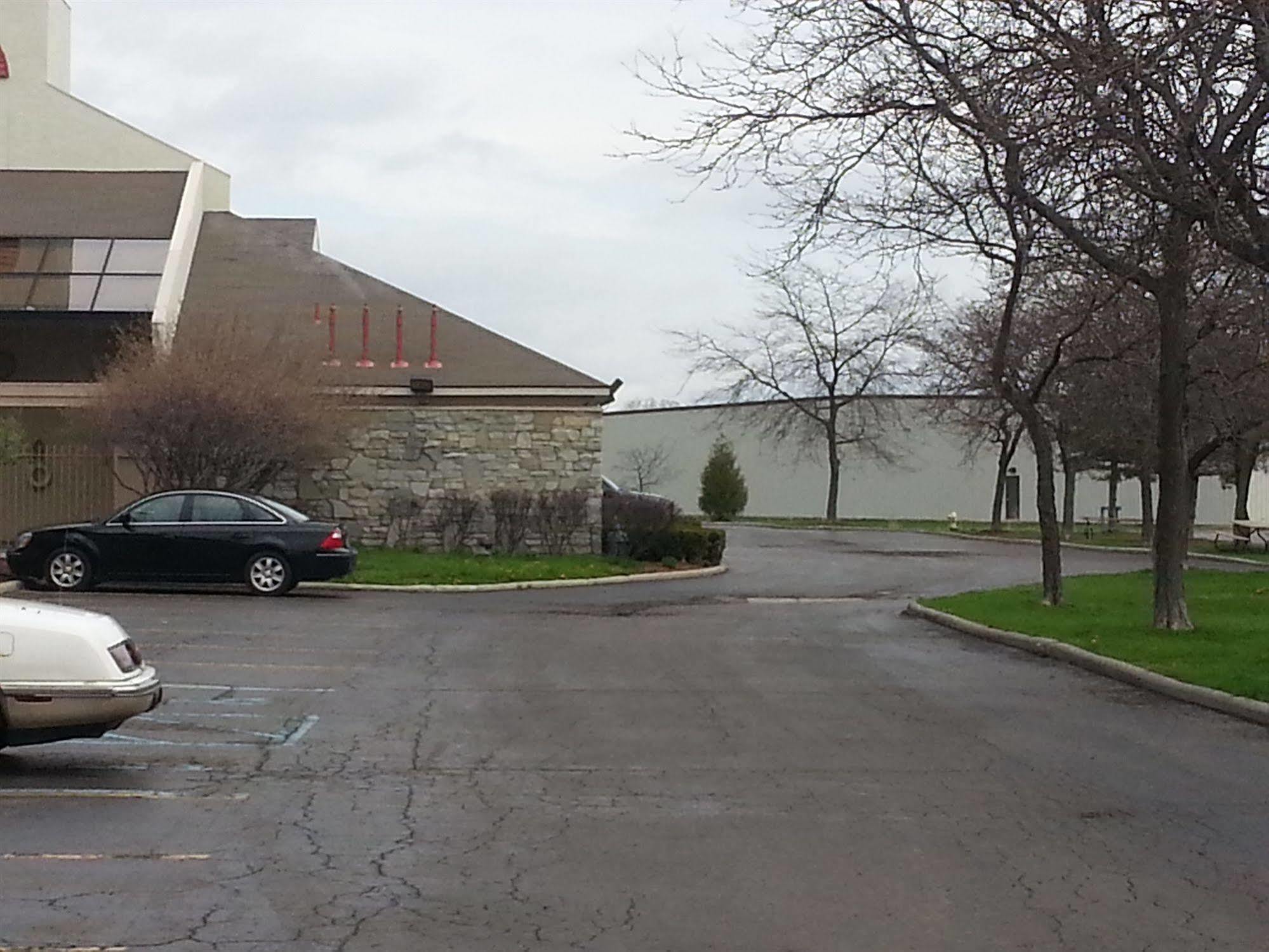 Days Inn & Suites By Wyndham Monroe Exterior photo